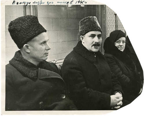 В поезде метро при пуске в 1935 г.~13 × 16 см~